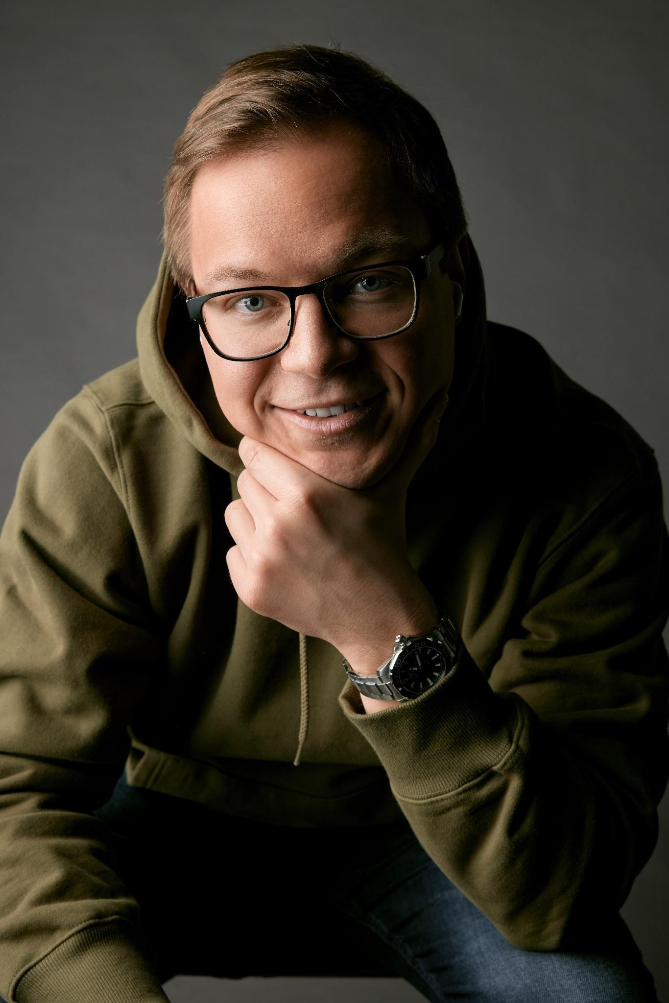 ДМИТРИЙ БЕСКРОМНЫЙ