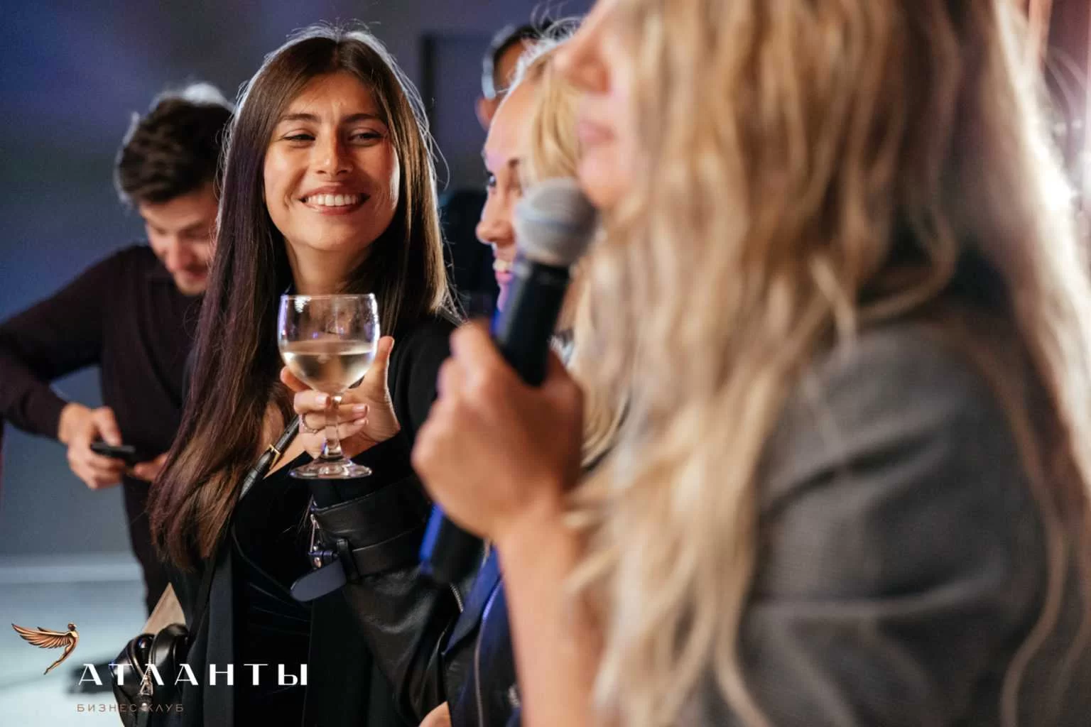 Почему взрослые люди теряют друзей и где находят тех, кому можно позвонить среди ночи — Фото