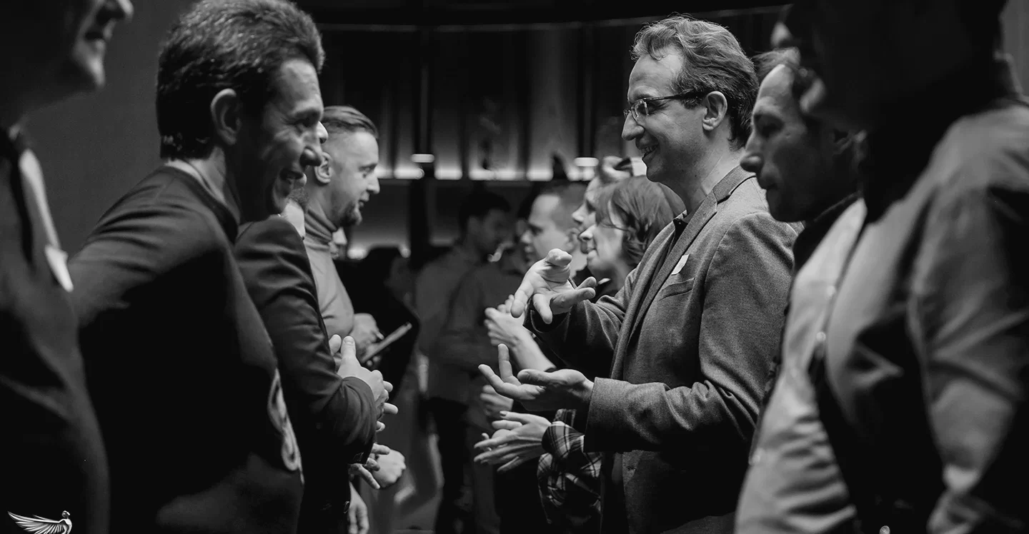 Почему взрослые люди теряют друзей и где находят тех, кому можно позвонить среди ночи — Фото